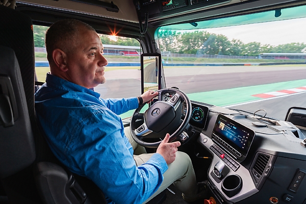 Mercedes-Benz eActros 600 Truck Reverses For 124.7-km, 6Hrs 22 Minutes To Set A New Guinness World Record - autojosh 