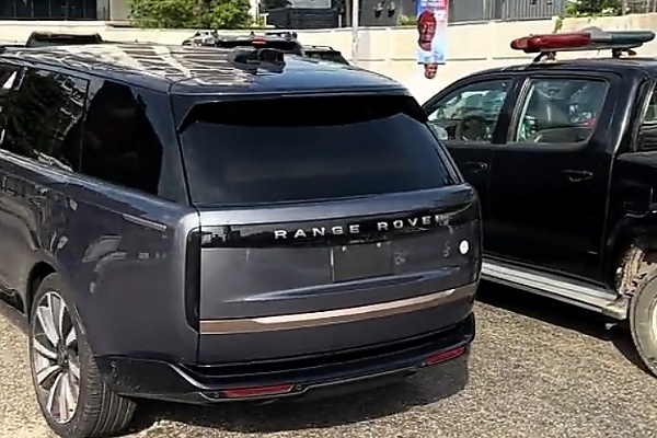 Moment Nigerian Pastor Stopped His Range Rover, Flashed A Gun To A Luxury Car Spotter Filling His N500M SUV - autojosh 