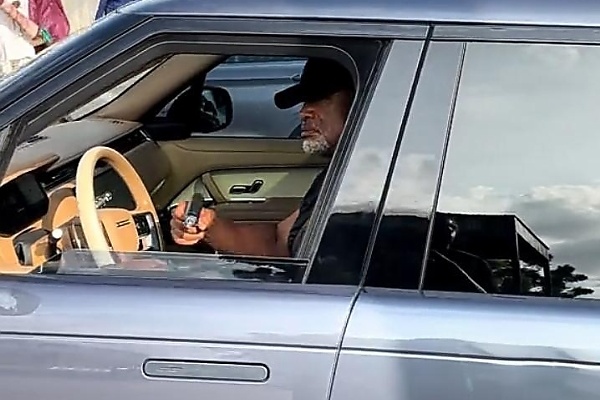 Moment Nigerian Pastor Stopped His Range Rover, Flashed A Gun To A Luxury Car Spotter Filling His N500M SUV - autojosh 