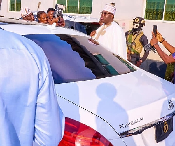 Moment Prince Fuad Parked His Maybach S-Class To Give Car Spotter Cash, Hours After Gun Scare From Nigerian Pastor - autojosh 