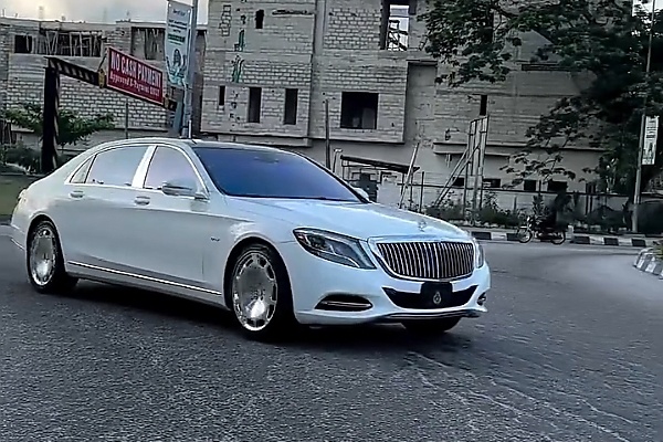 Moment Prince Fuad Parked His Maybach S-Class To Give Car Spotter Cash, Hours After Gun Scare From Nigerian Pastor - autojosh 