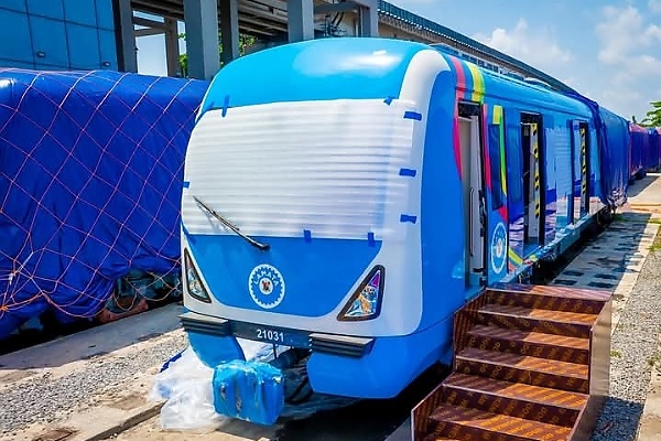 Sanwo-Olu Unveils Three Train Sets For Lagos Blue Line, Credits Tinubu’s Crucial Support - autojosh 