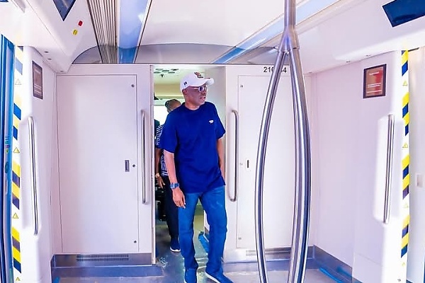 Sanwo-Olu Unveils Three Train Sets For Lagos Blue Line, Credits Tinubu’s Crucial Support - autojosh 