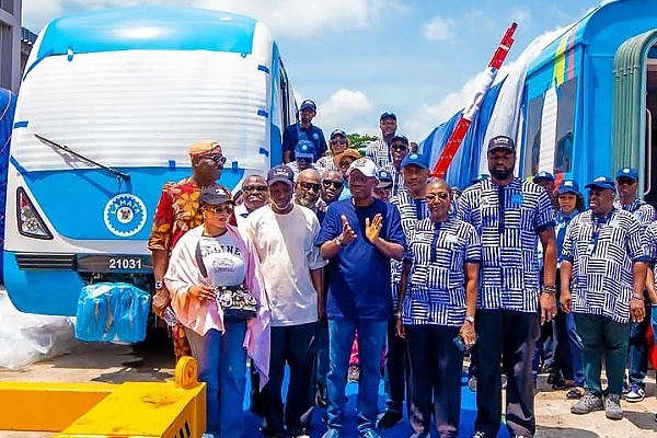 Sanwo-Olu Unveils Three Train Sets For Lagos Blue Line, Credits Tinubu’s Crucial Support - autojosh 