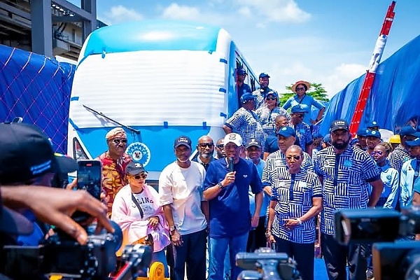 Sanwo-Olu Unveils Three Train Sets For Lagos Blue Line, Credits Tinubu’s Crucial Support - autojosh 