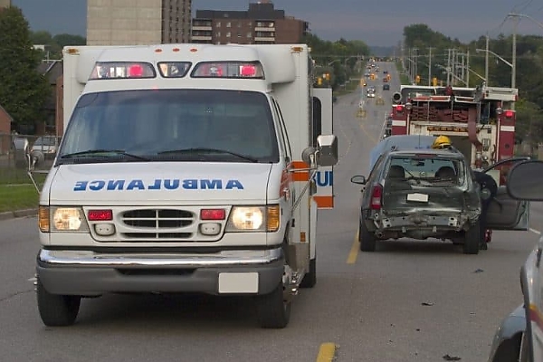 Why “AMBULANCE” Is Spelled Backwards Like “ƎƆИA⅃UᗺMA” In The Front Of Some Emergency Vehicles - autojosh 