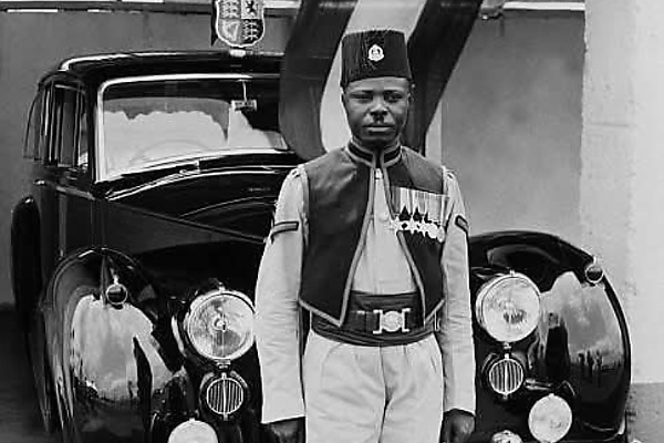 Throwback To 1956 : Royal Guard Chauffeur Stands In Front Of Queen Elizabeth’s Rolls-Royce During Her Trip To Lagos - autojosh 