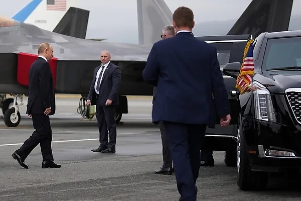 Alaska Summit : Vladimir Putin Shares A Ride With Trump In The Armored Beast - autojosh 