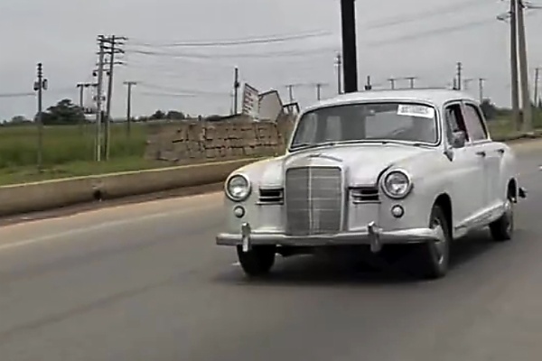 Classic 1950s Mercedes-Benz 180 ‘Ponton’ Spotted Cruising Majestically On The Nigerian Road - autojosh 