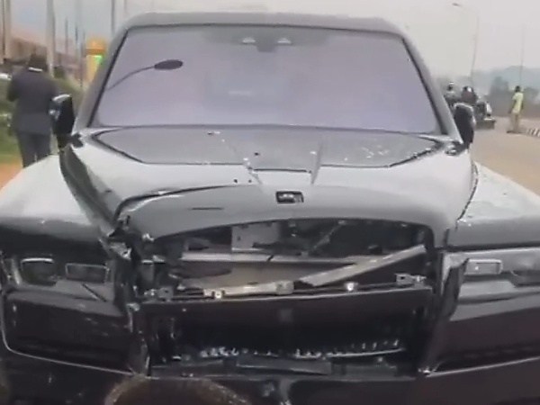 Rolls-Royce Cullinan Worth ₦1b And Taxi Involved In Crash In Abuja – But Who Do You Think Is At Fault? - autojosh