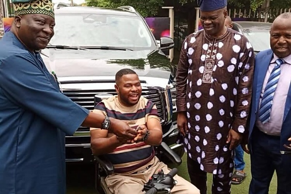 Gov. Seyi Makinde Gifts Brand New GWM Tank 500 SUV To Yinka Ayefele After Fresh FM Inferno - autojosh 