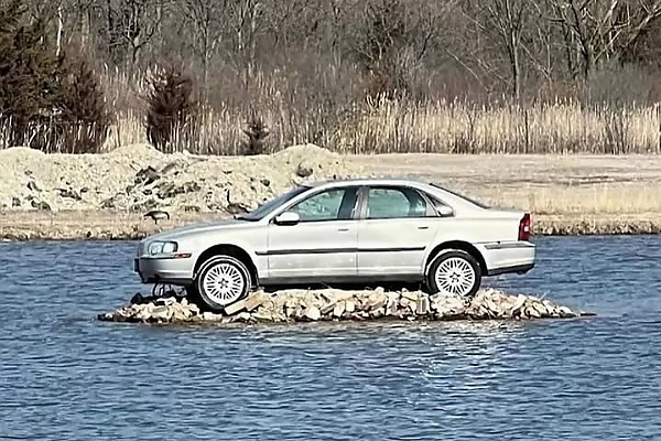 Here Is How This 2001 Volvo S80 Got Stuck On A Tiny Lake Called “Volvo Island” Since 2012 - autojosh 
