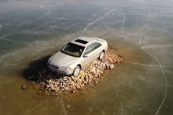 Here Is How This 2001 Volvo S80 Got Stuck On A Tiny Lake Called “Volvo Island” Since 2012 - autojosh