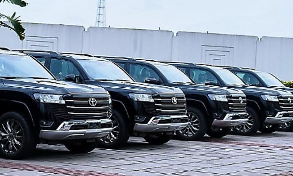 Akwa Ibom Governor Present Brand New Toyota Land Cruiser 300 SUVs To All Former Deputy Governors - autojosh