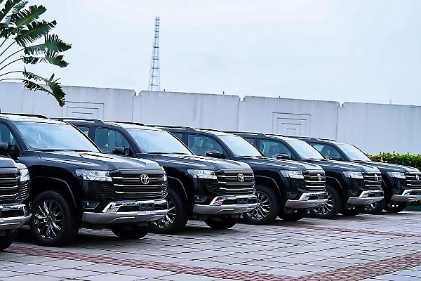 Akwa Ibom Governor Present Brand New Toyota Land Cruiser 300 SUVs To All Former Deputy Governors - autojosh 