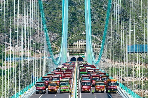 China Parked 96 Heavy-duty Trucks On The New ‘World’s Highest Bridge’ To Test Construction Quality - autojosh