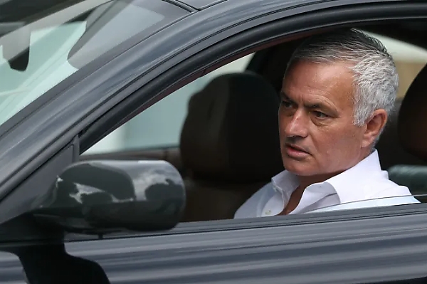 Moment Jose Mourinho Arrived For His Benfica Presentation In A Ferrari With A Police Escort - autojosh 