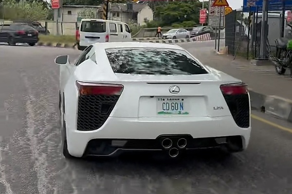 Car Spotter Went Wild After Spotting 1-of-500 Lexus LFA Worth $1 Million On The Nigeria Road - autojosh