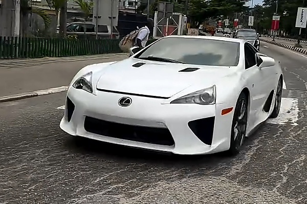 Car Spotter Went Wild After Spotting 1-of-500 Lexus LFA Worth $1 Million On The Nigeria Road - autojosh