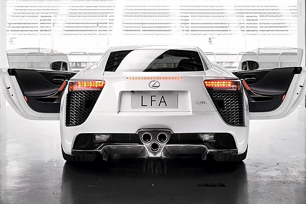 Car Spotter Went Wild After Spotting 1-of-500 Lexus LFA Worth $1 Million On The Nigeria Road - autojosh