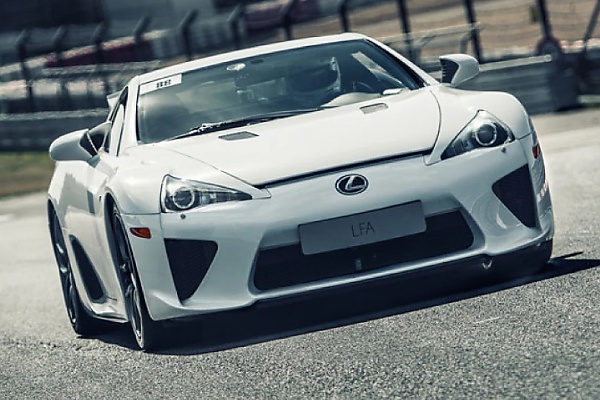 Car Spotter Went Wild After Spotting 1-of-500 Lexus LFA Worth $1 Million On The Nigeria Road - autojosh