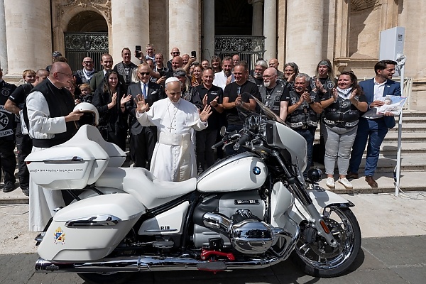 Pope Leo XIV Blesses, Signs Custom BMW R 18 Transcontinental Bike For Charity Auction - autojosh