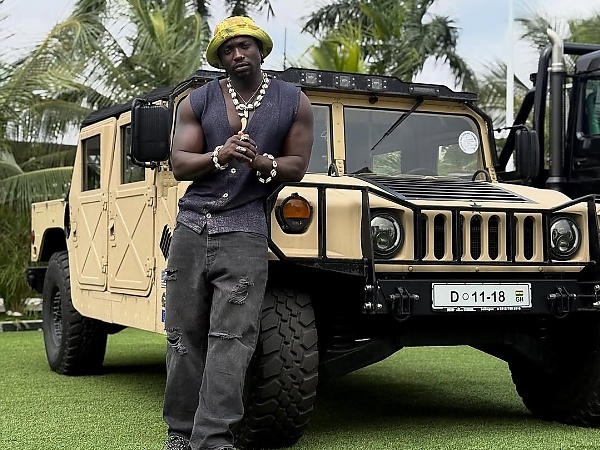 “I Finally Took Pictures With My Dream Car” - VeryDarkMan Poses With Military-grade Hummer H1 - autojosh 