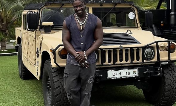 “I Finally Took Pictures With My Dream Car” - VeryDarkMan Poses With Military-grade Hummer H1 - autojosh