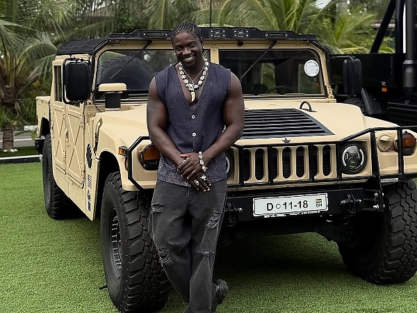 “I Finally Took Pictures With My Dream Car” - VeryDarkMan Poses With Military-grade Hummer H1 - autojosh