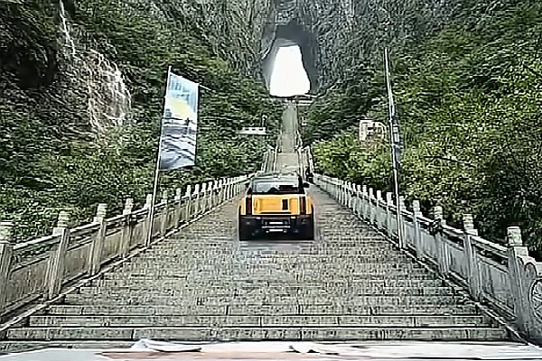 Chery SUV Falls Off While Replicating Range Rover Sport’s Stunt On China’s ‘Stairway To Heaven’ - autojosh