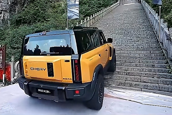 Chery SUV Falls Off While Replicating Range Rover Sport’s Stunt On China’s ‘Stairway To Heaven’ - autojosh