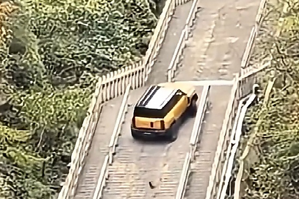 Chery SUV Falls Off While Replicating Range Rover Sport’s Stunt On China’s ‘Stairway To Heaven’ - autojosh