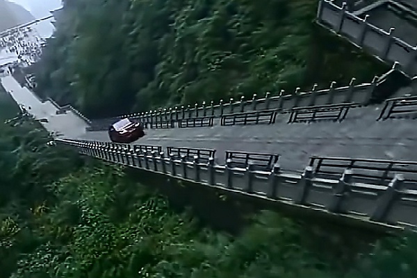 Chery SUV Falls Off While Replicating Range Rover Sport’s Stunt On China’s ‘Stairway To Heaven’ - autojosh