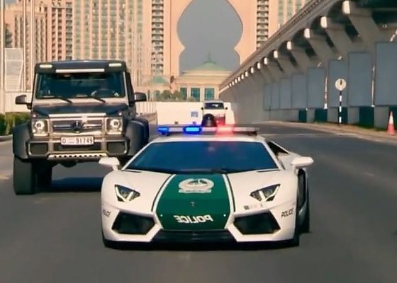 When Dubai Police Lamborghini Aventador Pulled Over Never-been-seen 6-wheeled Mercedes Truck - autojosh