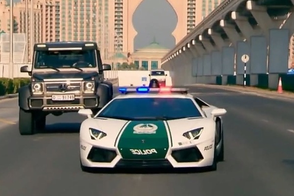 When Dubai Police Lamborghini Aventador Pulled Over Never-been-seen 6-wheeled Mercedes Truck - autojosh