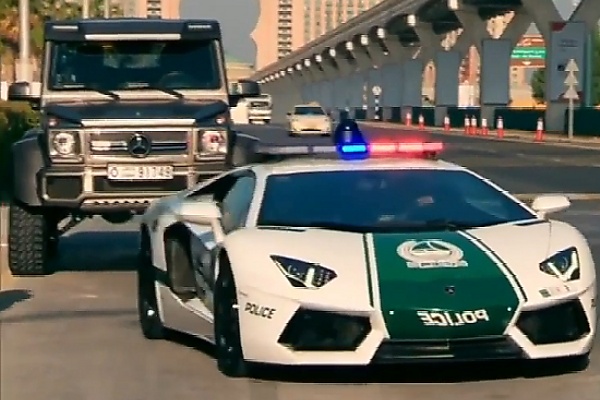When Dubai Police Lamborghini Aventador Pulled Over Never-been-seen 6-wheeled Mercedes Truck - autojosh 