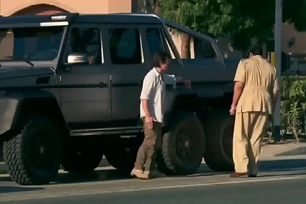 When Dubai Police Lamborghini Aventador Pulled Over Never-been-seen 6-wheeled Mercedes Truck - autojosh 