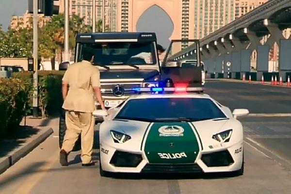 When Dubai Police Lamborghini Aventador Pulled Over Never-been-seen 6-wheeled Mercedes Truck - autojosh 