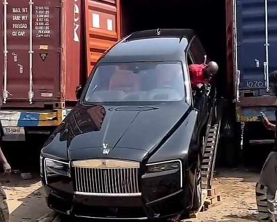 Logistics Company Blamed For Using Makeshift Ramp To Unload ₦1B Rolls-Royce Cullinan Series II - autojosh