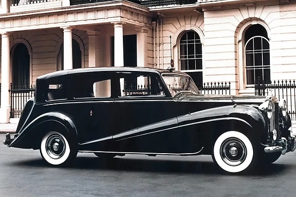 100 Years Of Phantom Nameplate : Here Is Every Generation Of Flagship Rolls-Royce Model Since 1925 - autojosh