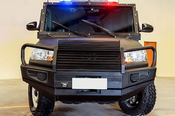 No Cash Spilled On The Highway As Armored Bullion Van Overturns In Lagos In Crash With Mercedes C-Class - autojosh