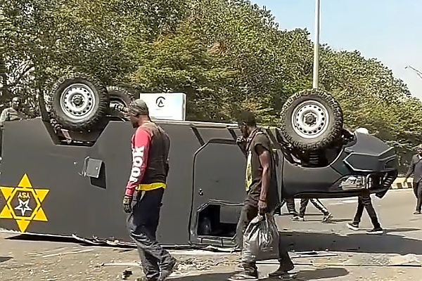 No Cash Spilled On The Highway As Armored Bullion Van Overturns In Lagos In Crash With Mercedes C-Class - autojosh