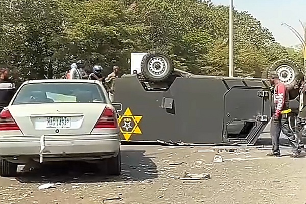 No Cash Spilled On The Highway As Armored Bullion Van Overturns In Lagos In Crash With Mercedes C-Class - autojosh
