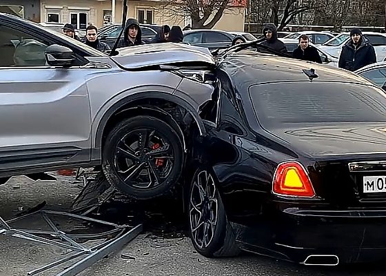 Expensive Crash : Runaway Geely Coolray Crashes Into The Side Of Rolls-Royce Ghost On December 31 - autojosh