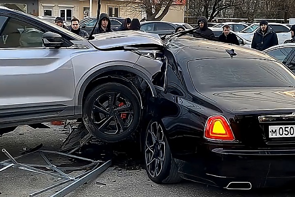 Expensive Crash : Runaway Geely Coolray Crashes Into The Side Of Rolls-Royce Ghost On December 31 - autojosh