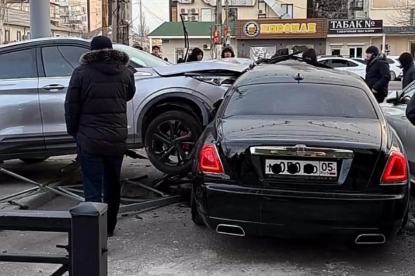 Expensive Crash : Runaway Geely Coolray Crashes Into The Side Of Rolls-Royce Ghost On December 31 - autojosh 