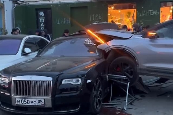 Expensive Crash : Runaway Geely Coolray Crashes Into The Side Of Rolls-Royce Ghost On December 31 - autojosh 