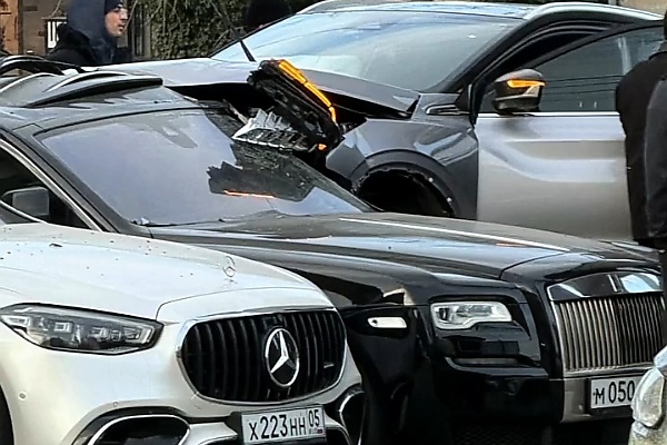 Expensive Crash : Runaway Geely Coolray Crashes Into The Side Of Rolls-Royce Ghost On December 31 - autojosh 