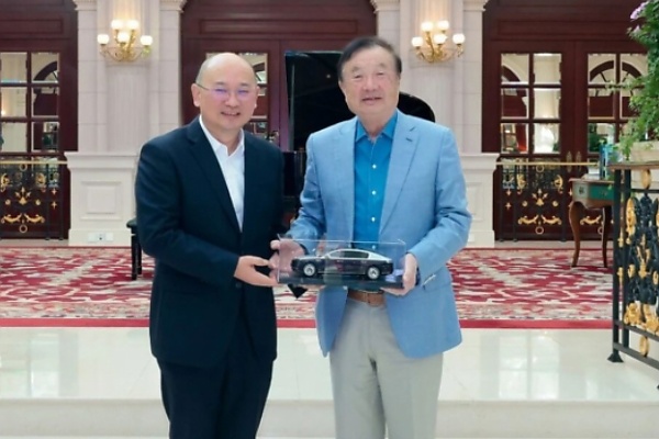 JAC Chairman Present Maextro S800 Model To Huawei CEO To Celebrate Success Of Their ‘Maybach Rival’ In China - autojosh