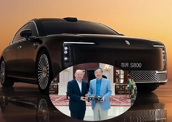 JAC Chairman Present Maextro S800 Model To Huawei CEO To Celebrate Success Of Their ‘Maybach Rival’ In China - autojosh